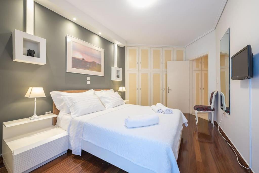Posteľ alebo postele v izbe v ubytovaní Central 3BR Apartment Next to Panormou Metro!