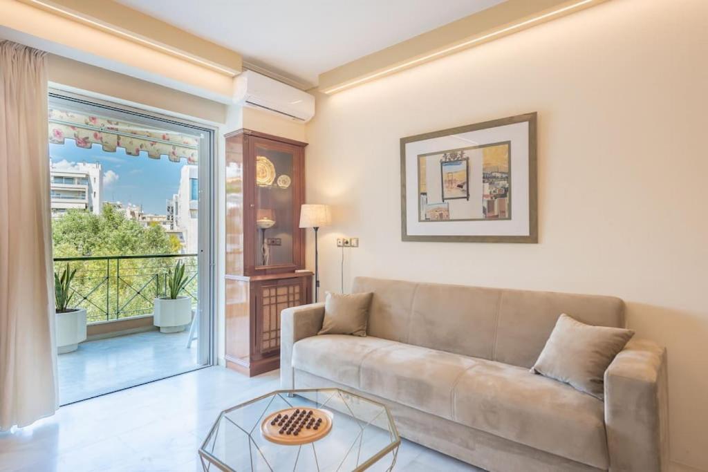Posedenie v ubytovaní Central 3BR Apartment Next to Panormou Metro!