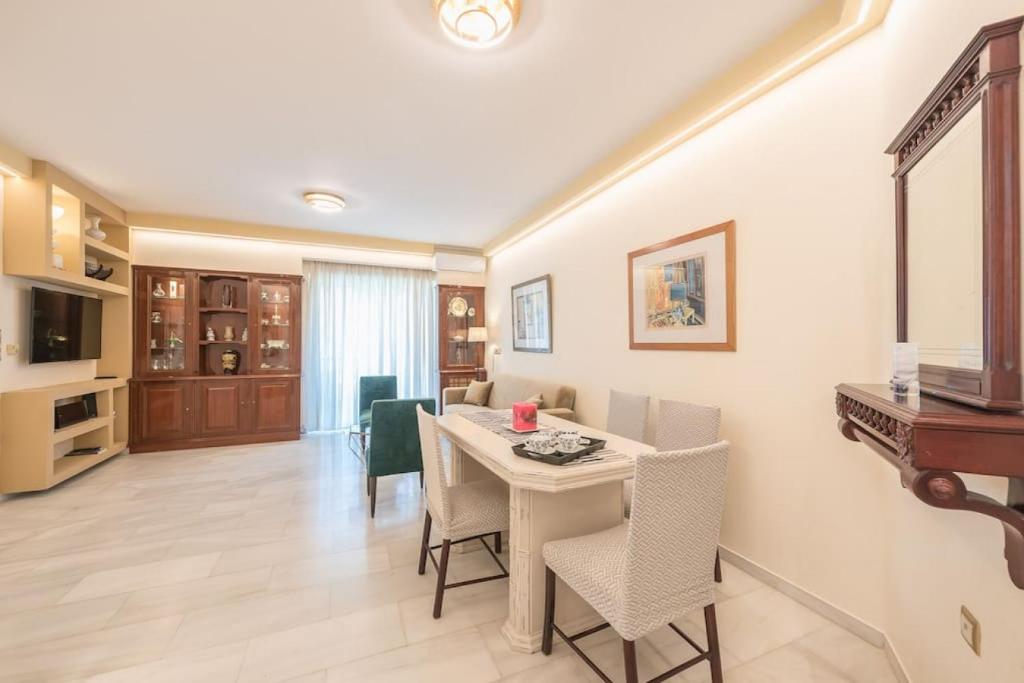 Televízia a/alebo spoločenská miestnosť v ubytovaní Central 3BR Apartment Next to Panormou Metro!