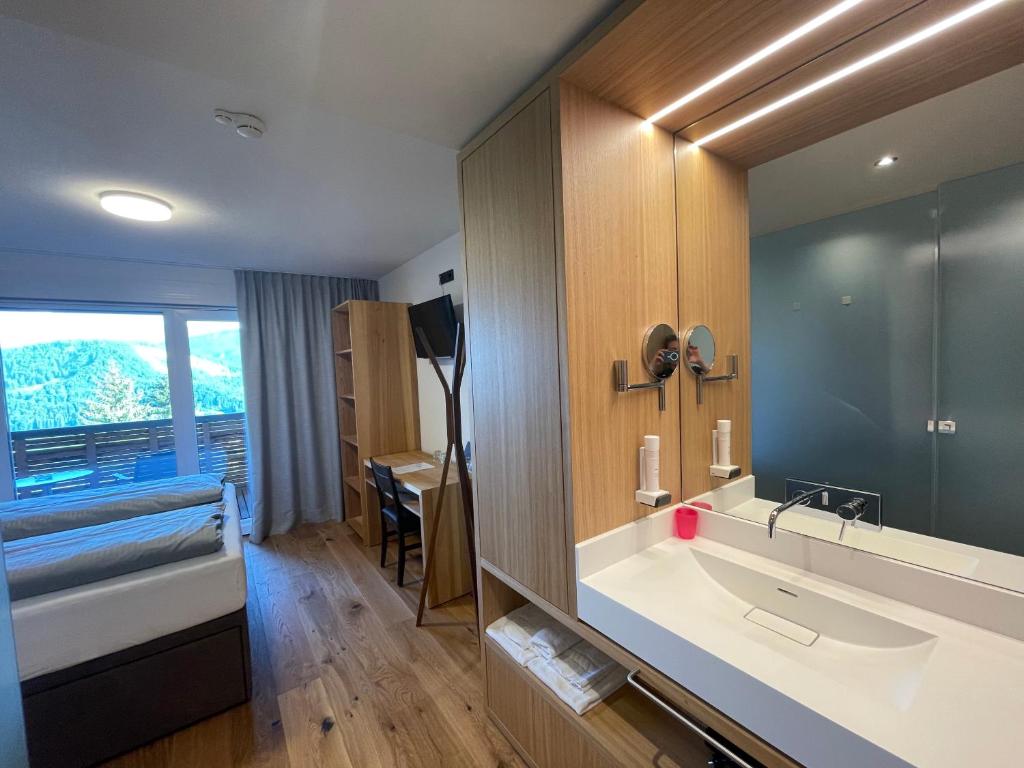 Koupelna v ubytování Panoramahotel Sonnhalde
