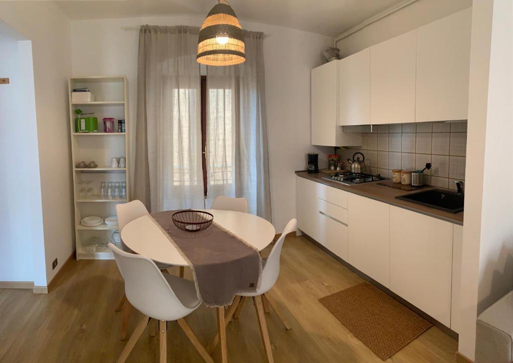 kuchnia ze stołem i krzesłami w pokoju w obiekcie CLO APARTMENT w mieście Toscolano Maderno