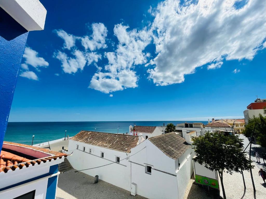 widok na ocean z budynku w obiekcie Casa Fortaleza Ocean View w Armação de Pêra