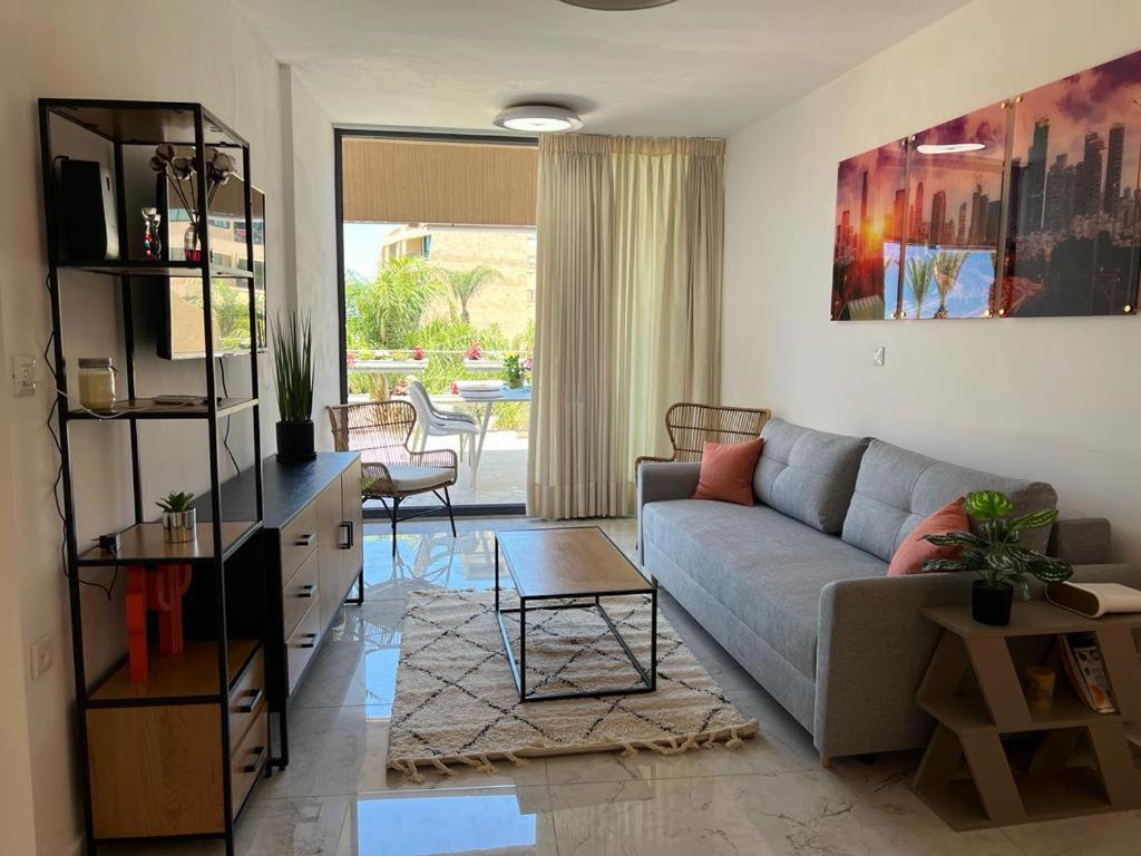 uma sala de estar com um sofá e uma mesa em lasuita-exclusive suites ceserea-luxury suite em Caesarea