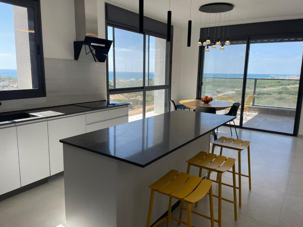 #דירת יוקרה על הים Bluewave Beach Apartment#