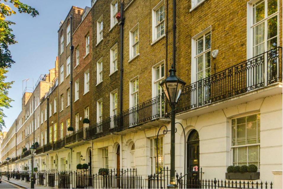 een rij gebouwen in een stadsstraat bij spacious Knightsbridge flat in Londen