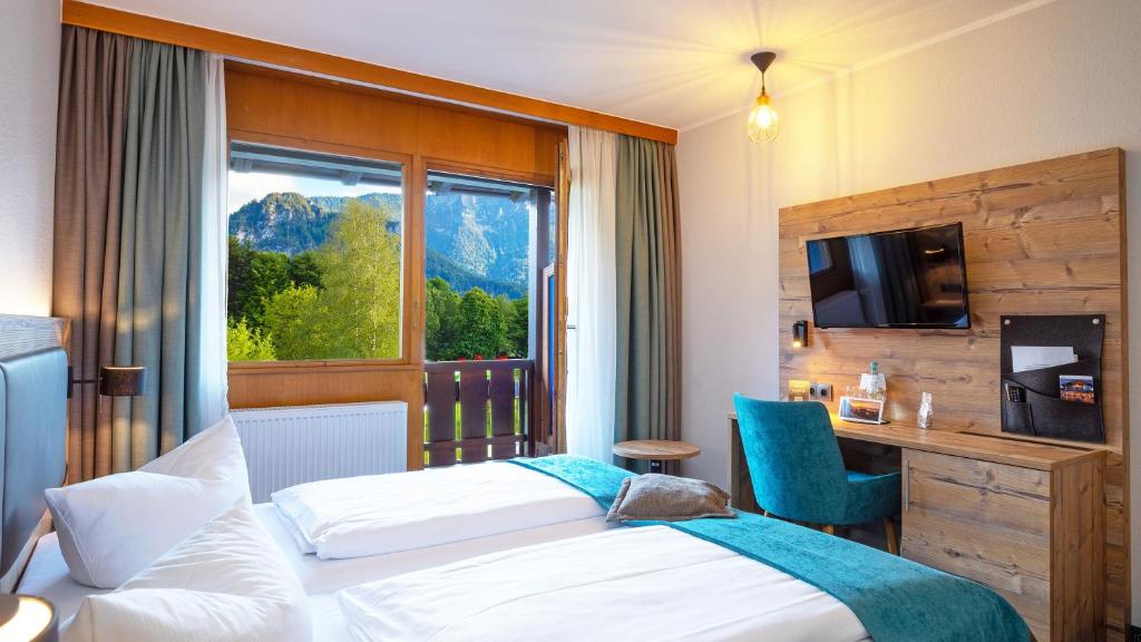 Postel nebo postele na pokoji v ubytování Das Wiesgauer - Alpenhotel Inzell