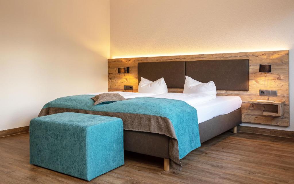 Postel nebo postele na pokoji v ubytování Das Wiesgauer - Alpenhotel Inzell