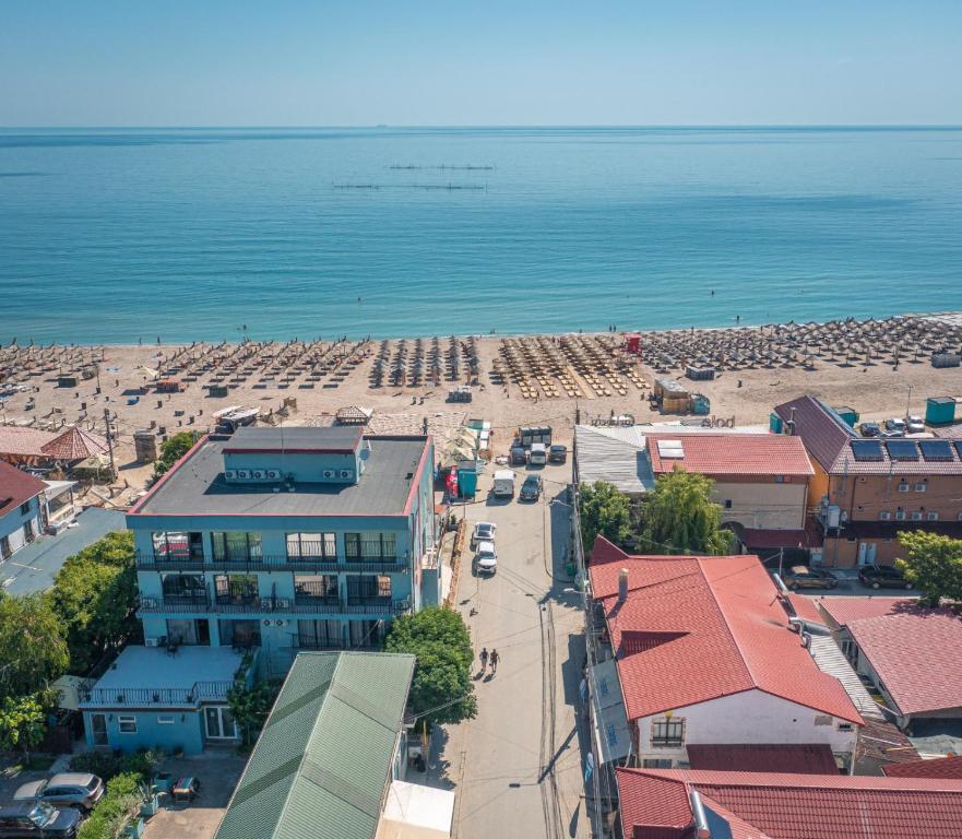 eine Luftansicht auf einen Strand und eine Stadt in der Unterkunft La Frontiera in Vama Veche