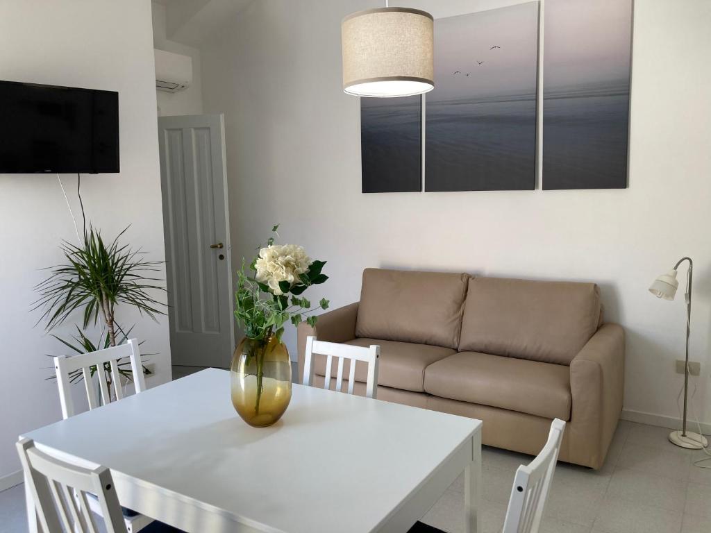 sala de estar con mesa blanca y sofá en La Casa BluMare, en Porto Recanati