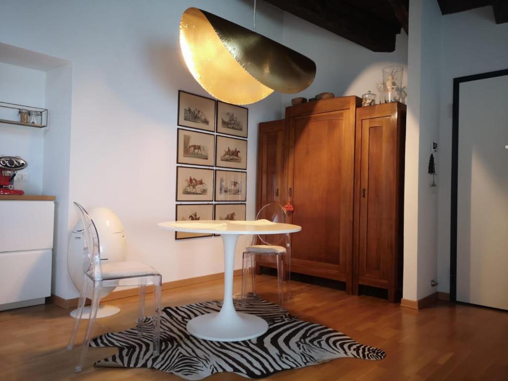 uma sala de jantar com uma mesa e duas cadeiras em Romantik, charming house em Trieste