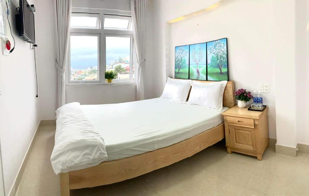Postel nebo postele na pokoji v ubytování Daisy Dalat House