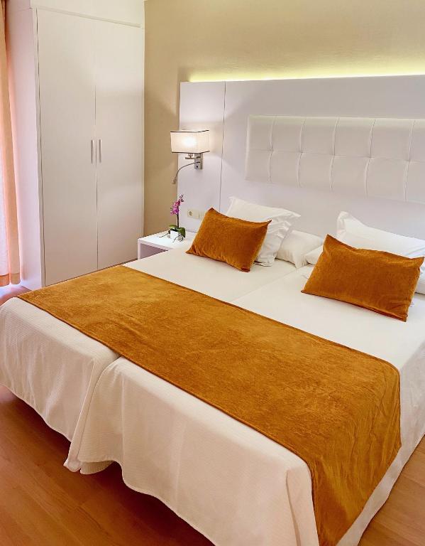 Posteľ alebo postele v izbe v ubytovaní Apartamentos Beverly