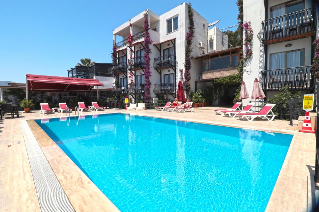 a swimming pool in the middle of a building at Gumbet Hotel in Gümbet