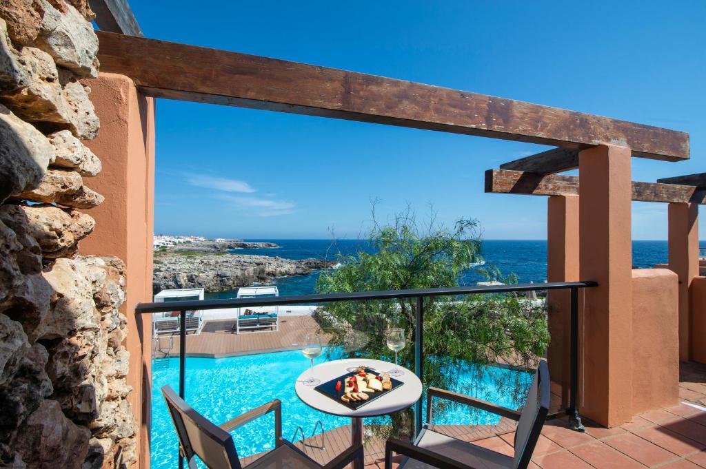 Bazén v ubytovaní Hotel Menorca Binibeca - Adults Recommended - by Pierre & Vacances Premium alebo v jeho blízkosti