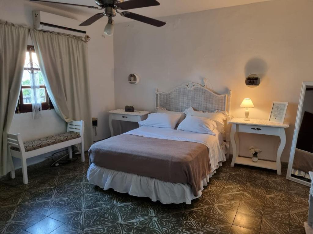 1 dormitorio con 1 cama y ventilador de techo en White House - Hospedaje con Desayuno en La Rioja