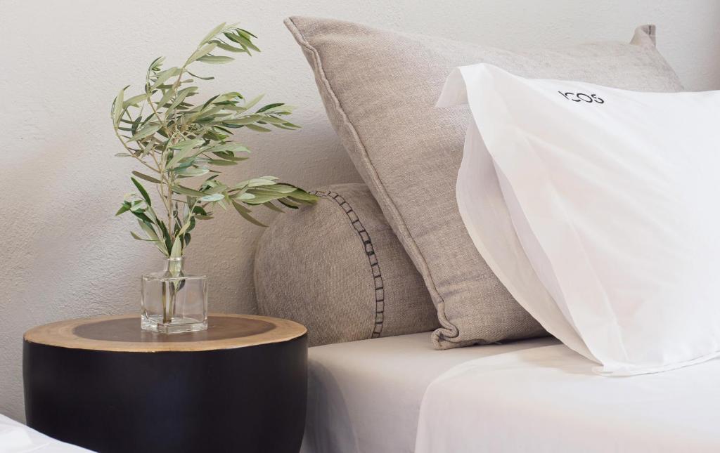 En eller flere senge i et værelse på Icos village house