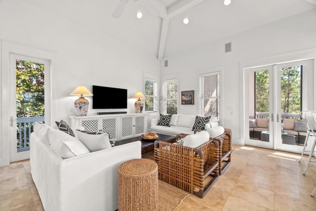 un soggiorno con mobili bianchi e TV a schermo piatto di Ocean Serenade a Rosemary Beach