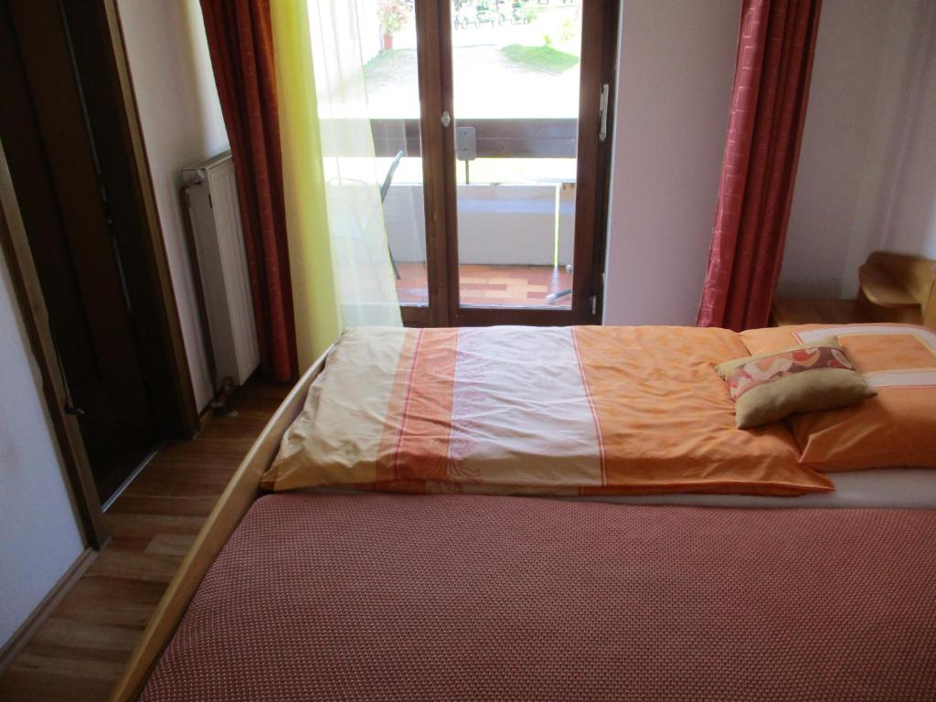 Posteľ alebo postele v izbe v ubytovaní Gästehaus Leo