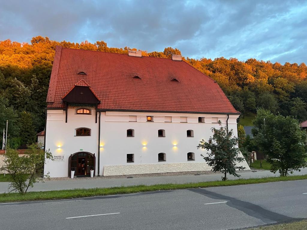 un gran edificio blanco con techo rojo en Hotel Spichlerz Pierwszy SPA & WELLNESS, en Kazimierz Dolny