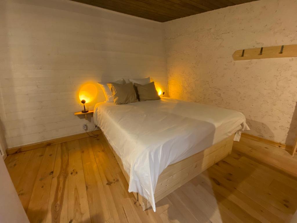 um quarto com uma cama com dois candeeiros em Little California - Adorable Studio Indépendant em Cagnes-sur-Mer
