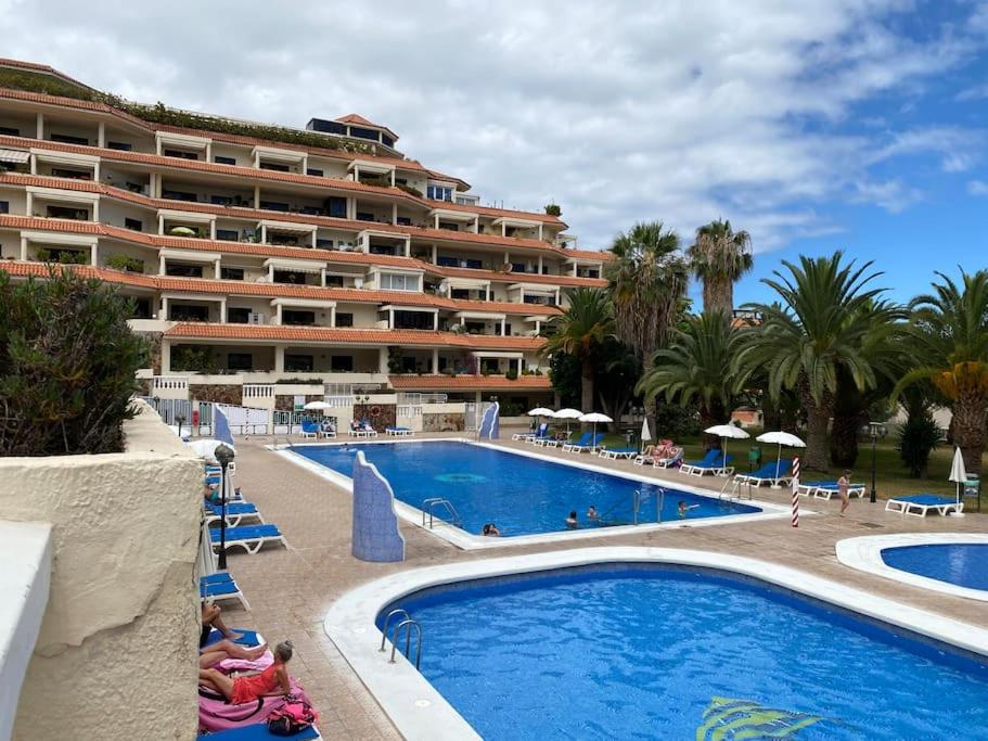 ein Hotel mit einem Pool und einem Resort in der Unterkunft Luminoso apartamento con terraza y piscina in Puerto de la Cruz