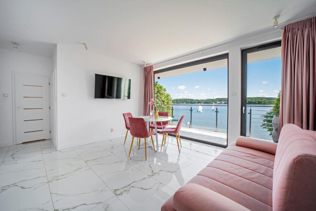 TV a/nebo společenská místnost v ubytování Apartamenty Z Widokiem Na Mazury Jezioro Czos Sauna Jacuzzi