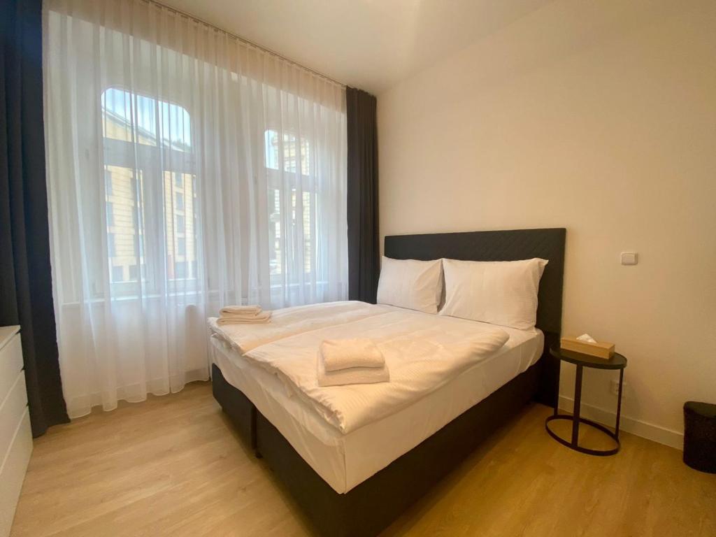 Postel nebo postele na pokoji v ubytování Figaro Suites