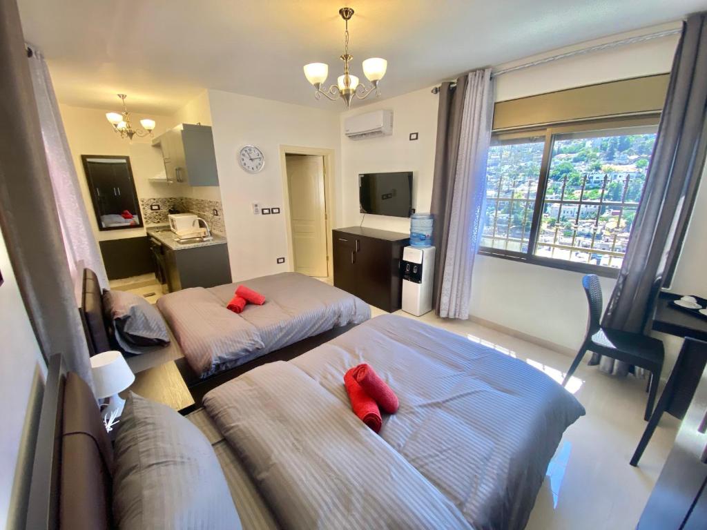 Villa Mira GuestHouse 2 - Downtown Central Amman - AL DIYRIH - Studio Met Terras