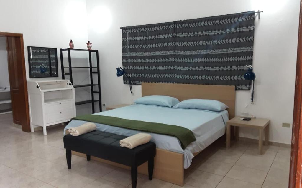 een slaapkamer met een groot bed met een zwart hoofdeinde bij Villa Colonial suite n2 presidencial in Río San Juan