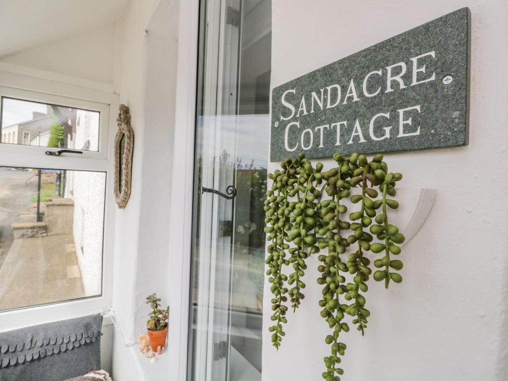 znak na boku sklepu z rośliną w obiekcie Sandacre Cottage w mieście Ulverston