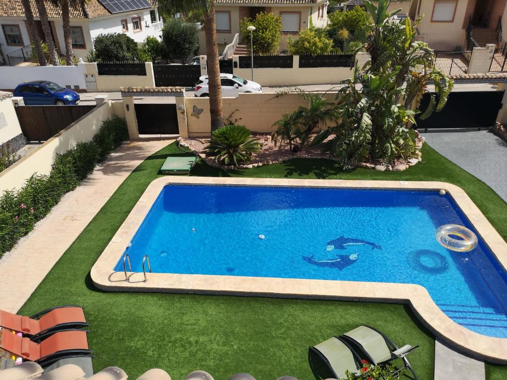 Villa with serene mountain views. Spacious garden with 10x5m pool.