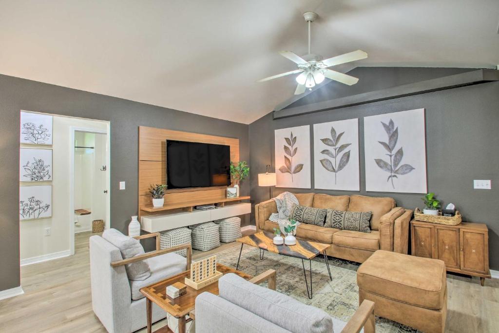 - un salon avec un canapé et une télévision dans l'établissement Cozy-Modern Pensacola Home Large Yard, Grill, à Pensacola