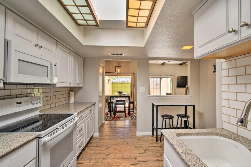 Kuchyň nebo kuchyňský kout v ubytování 3 Mi to Mill Ave Central Condo with Patio in Tempe