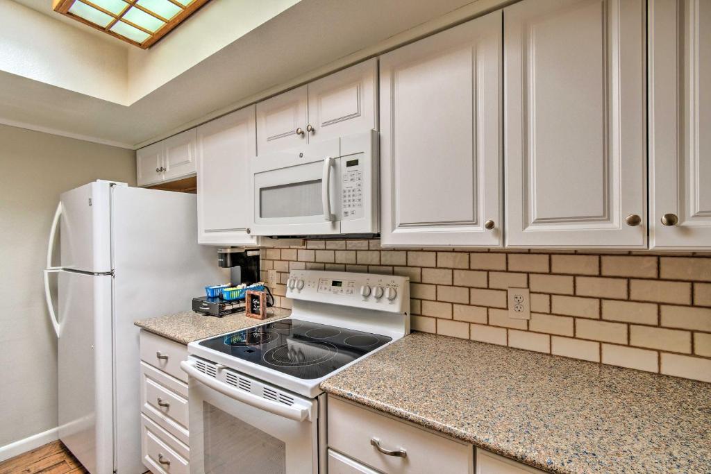Kuchyň nebo kuchyňský kout v ubytování 3 Mi to Mill Ave Central Condo with Patio in Tempe