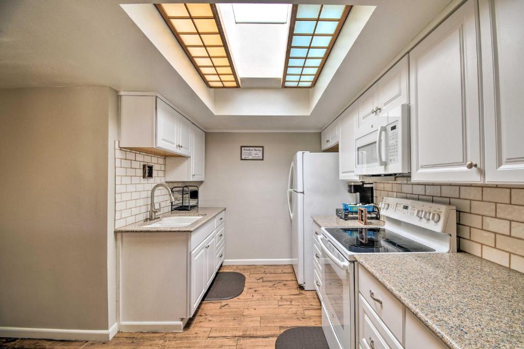 Kuchyň nebo kuchyňský kout v ubytování 3 Mi to Mill Ave Central Condo with Patio in Tempe