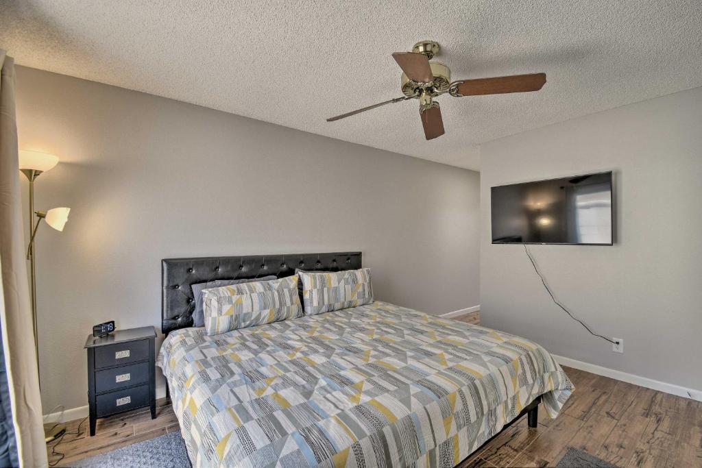 Postel nebo postele na pokoji v ubytování 3 Mi to Mill Ave Central Condo with Patio in Tempe