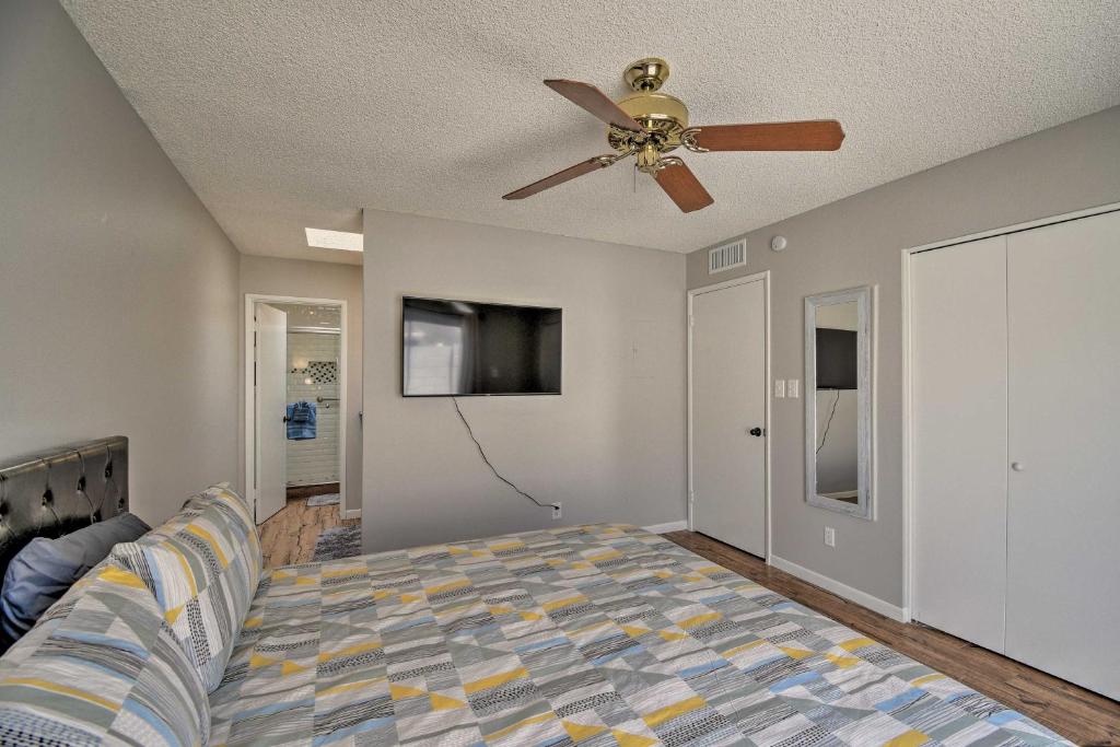 Postel nebo postele na pokoji v ubytování 3 Mi to Mill Ave Central Condo with Patio in Tempe