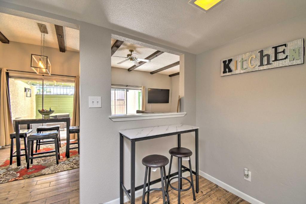 Kuchyň nebo kuchyňský kout v ubytování 3 Mi to Mill Ave Central Condo with Patio in Tempe