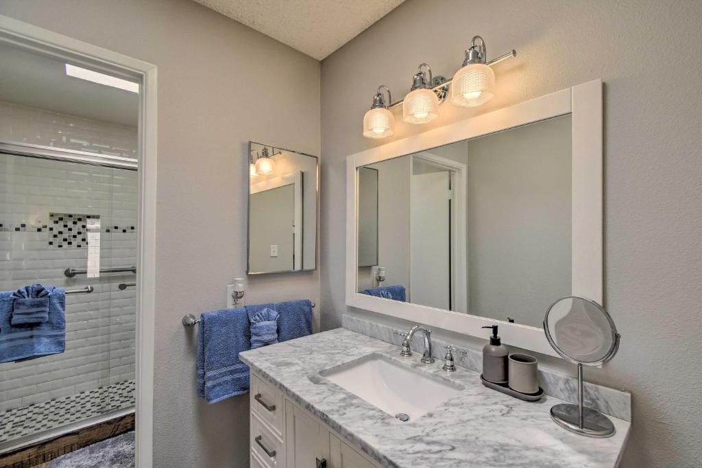 Koupelna v ubytování 3 Mi to Mill Ave Central Condo with Patio in Tempe
