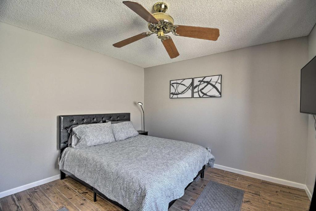 Postel nebo postele na pokoji v ubytování 3 Mi to Mill Ave Central Condo with Patio in Tempe