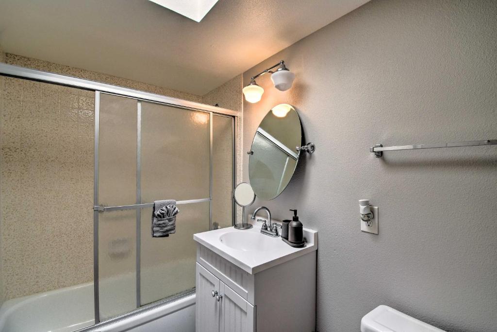 Koupelna v ubytování 3 Mi to Mill Ave Central Condo with Patio in Tempe