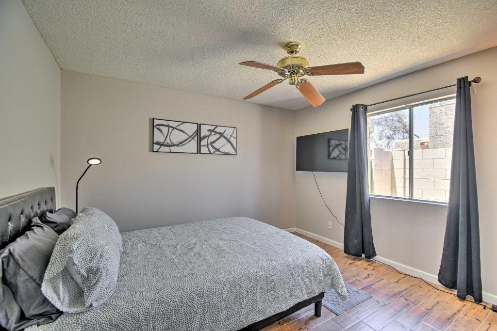 Postel nebo postele na pokoji v ubytování 3 Mi to Mill Ave Central Condo with Patio in Tempe