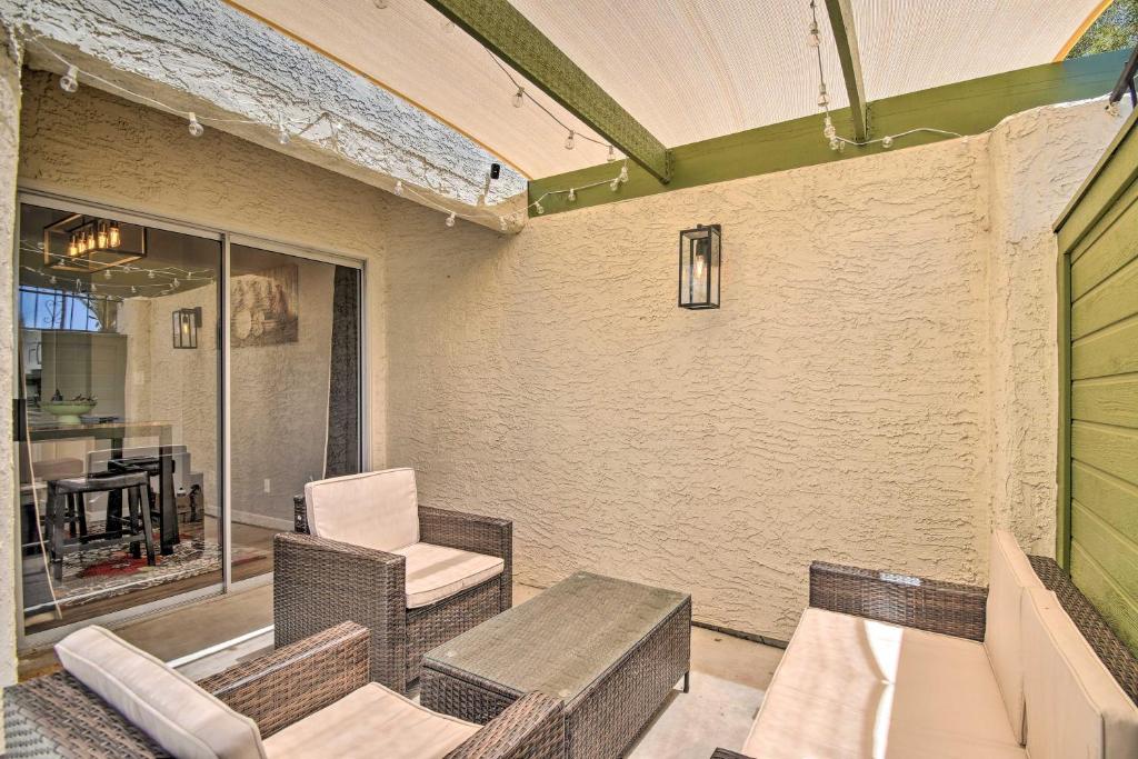 Posezení v ubytování 3 Mi to Mill Ave Central Condo with Patio in Tempe