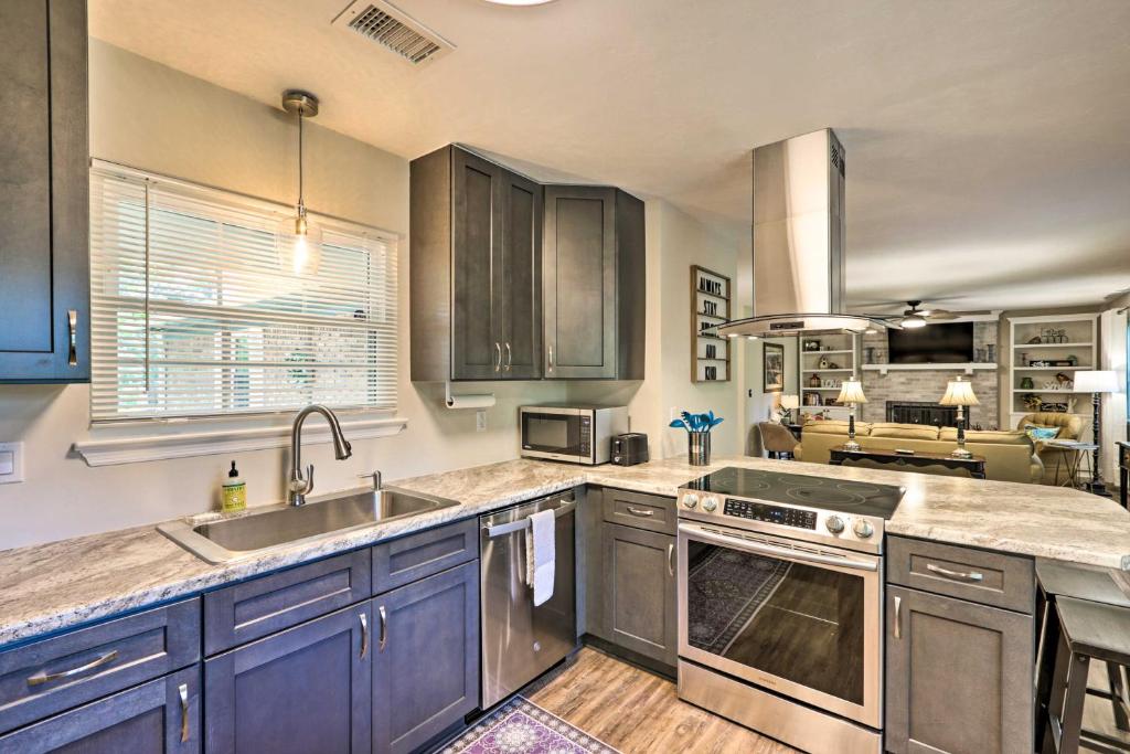 Bright Tallahassee Retreat with Lanai and Yard! - Housity