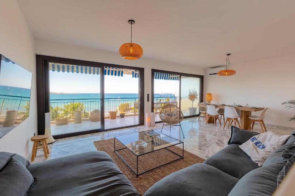 Bandol Appartement Luxe vue mer époustouflante en face des plages في باندول: غرفة معيشة مع أريكة وطاولة