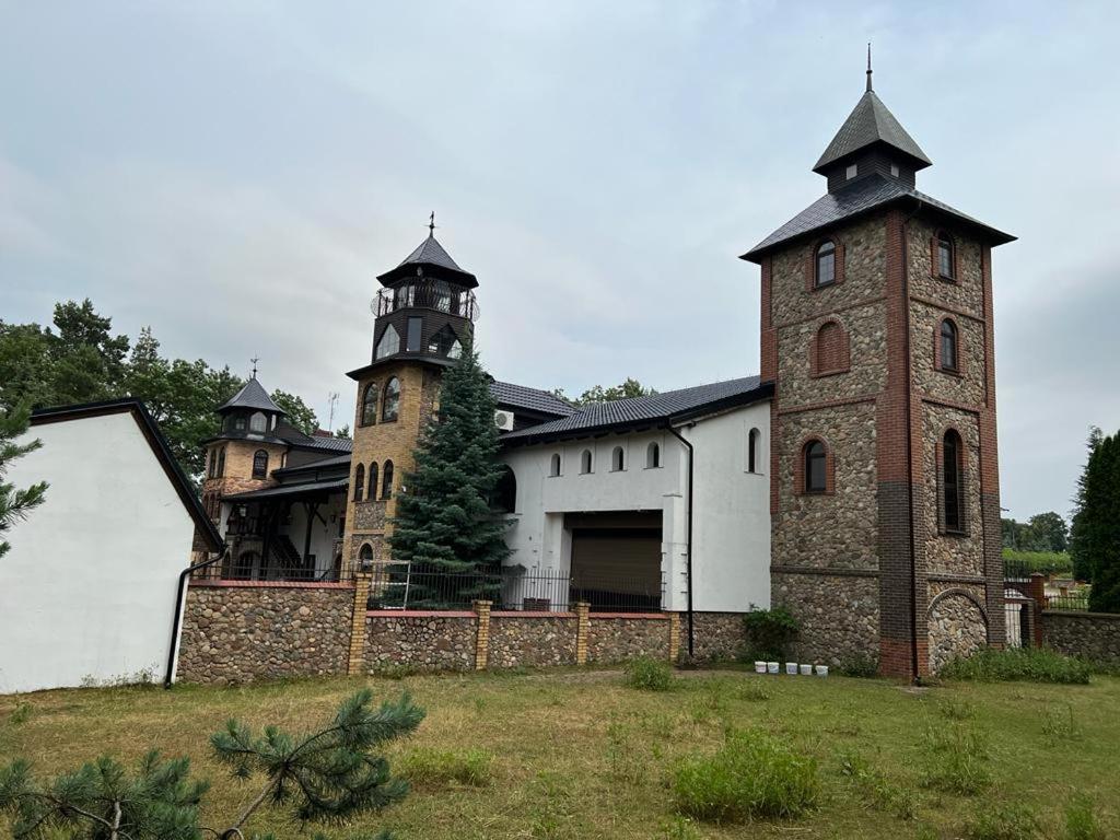 een oud gebouw met twee torens erop bij Agroturystyka Trzy wieże in Bytom Odrzański