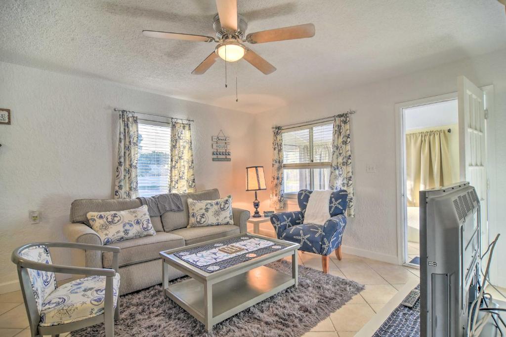 Clearwater Home with Fire Pit 6 Mi to Beaches!
