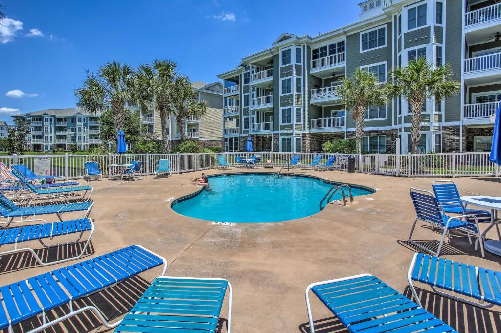 uma piscina com espreguiçadeiras e um resort em Family-Friendly Myrtle Beach Condo Near Beach em Myrtle Beach