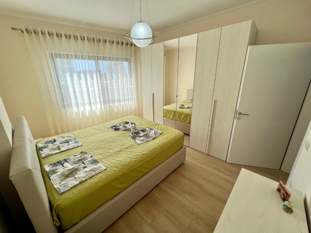 ein kleines Zimmer mit einem Bett und einem Spiegel in der Unterkunft New Bazaar Cozy Apartments Apartment 1 Apartment 2 in Tirana