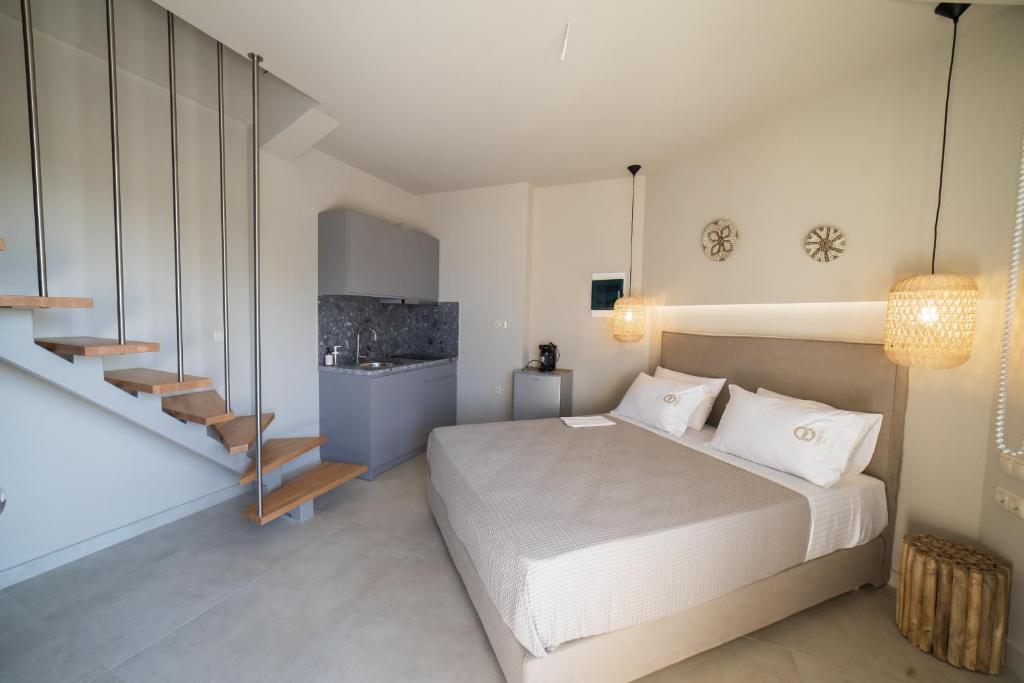 Posteľ alebo postele v izbe v ubytovaní Theros Suites